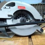 Lubang pembuangan serpihan debu circular saw
