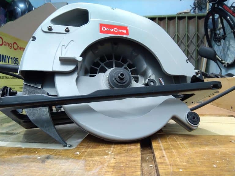Lubang pembuangan serpihan debu circular saw