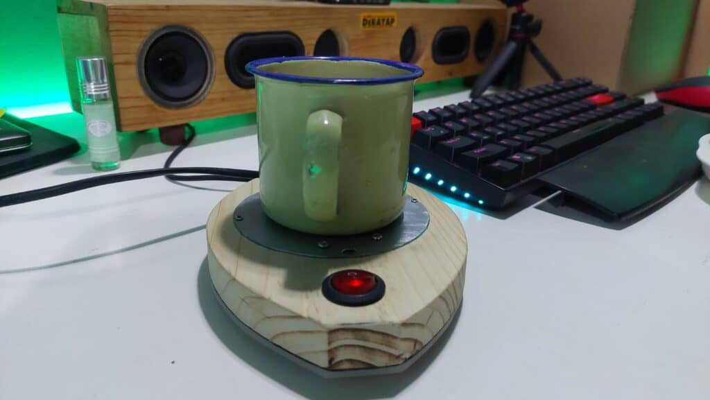 Gelas hangat dengan penghangat cangkir atau gelas