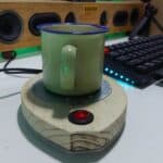 Gelas hangat dengan penghangat cangkir atau gelas